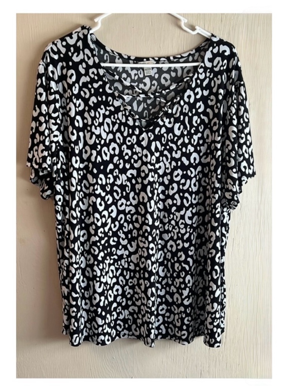 Cato size medium Black and White Leopard Print V-Neck Short Sleeve Top